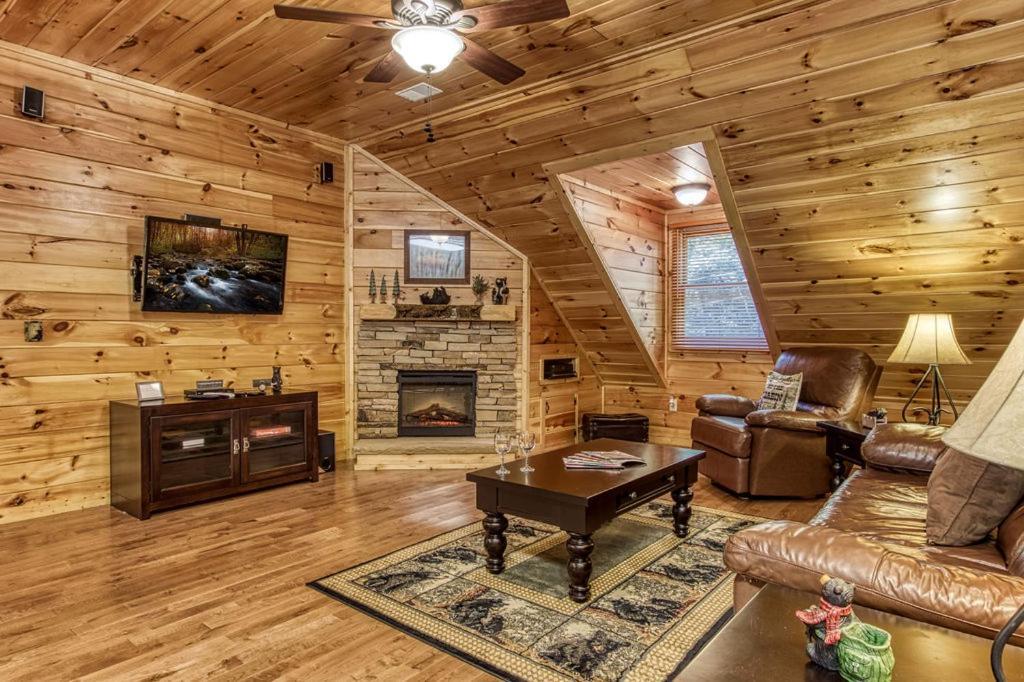 Papa Bear, Hot Tub, Wifi, 1089 Free Tickets Each Paid Day, Dollywood And More セバービル エクステリア 写真